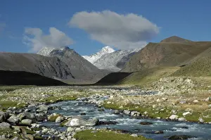 Mongolian Altai Mountains Drucke: Clear river in front of high mountains