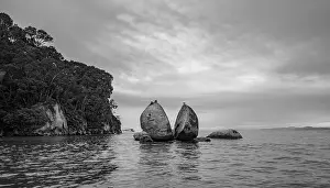 Abel Tasman National Park Drucke: Cleaved rock, Split Apple Rock