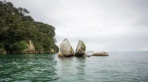 Abel Tasman National Park Drucke: Cleaved rock, Split Apple Rock