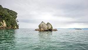 Abel Tasman National Park Drucke: Cleaved rock, Split Apple Rock