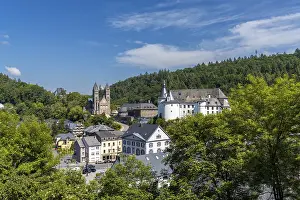 Drucke von Clervaux, Luxemburg - 4. Juni 2022: Blick auf das idyllische und historische Stadtzentrum von Clervaux mit Schloss und Kirche im nördlichen Luxemburg Schloss Drucke: Clervaux, Luxemburg - 4. Juni