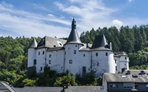 Drucke von Clervaux, Luxemburg - 4. Juni 2022: Blick auf das idyllische und historische Stadtzentrum von Clervaux mit Schloss im nördlichen Luxemburg Schloss Drucke: Clervaux, Luxemburg - 4. Juni