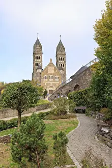 Drucke von Clervaux, Luxemburg - 3. Oktober 2022: Stadtpanorama mit römisch-katholischer Kirche Saints-Come-Et-Damien in Clervaux im Luxemburg Kulturerbestätten Drucke: Clervaux, Luxemburg - 3. Oktober