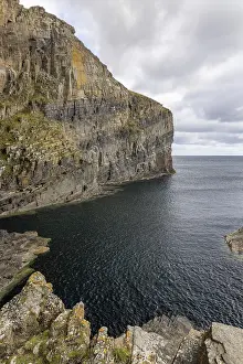 Scottish Coastal Scene Drucke: Cliff with geological stratification