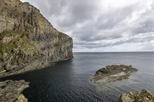 Deserted Scottish Shoreline Drucke: Cliff with geological stratification