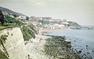 Steep Cliff Overlook Drucke: Cliffs and beach overlooking the Esplanade