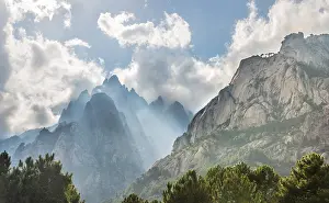 Cloudy Atmosphere Drucke: Cliffs in clouds, Col de Bavella