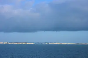 Drucke von Die Klippen entlang der Küste unter einem bewölkten Himmel, ruhiges blaues Meer, Sommer, Kalkklippen, Ärmelkanal, Dover, Kent, England Dover Drucke: Kalkfelsen an der englischen Südküste unter bewölktem Himmel