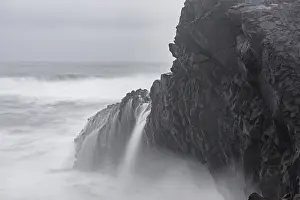 Wave Crashing On Rocks Drucke: Cliffs of Dyrholey at Storm, Vik