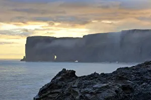 Icelandic Rocky Shore Drucke: Cliffs in the evening light, Dyrholaey