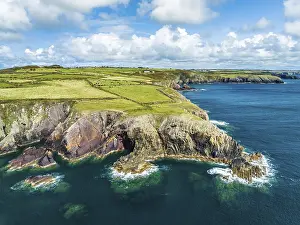 Wales Drucke: Felsformationen und Felder über Porthclais von einem Drohnen aus.