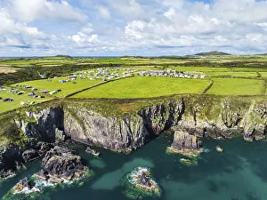 Drucke von Felsklippen und Felder über Porthclais von einem Drohnen aus, St Davids, Haverfordwest, Wales, England, Vereinigtes Königreich St. Davids Drucke: Felsformationen und Felder über Porthclais aus der Sicht eines Drohnen.