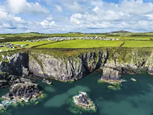 Drucke von Felsklippen und Felder über Porthclais aus einem Drohnen, St Davids, Haverfordwest, Wales, England, Vereinigtes Königreich St. Davids Drucke: Felsklippen und Felder über Porthclais aus der Sicht eines Drohnen.