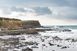 Wave Crashing Against Rocks Drucke: Cliffs and foaming waves, rocky coast