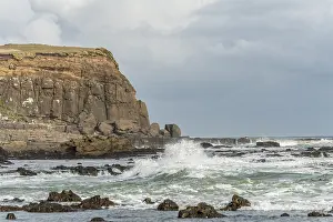 Wave Crashing Against Rocks Drucke: Cliffs and foaming waves, rocky coast