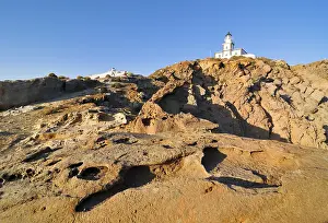 Cyclades Island Greece Drucke: Cliffs and lighthouse in Akrotiri