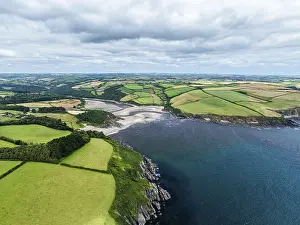Plymouth Drucke: Felsformationen über Mothecombe Beach und Red Cove von einem Drohnen.