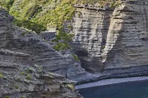 Steep Cliff Coastal Scene Drucke: Cliffs, rock strata, stone house