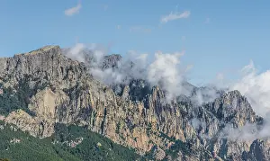Southern Europe Mountains Drucke: Cliffs and rocks in front of clouds