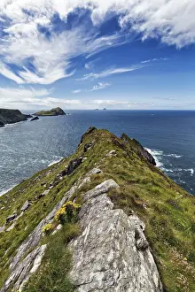 Iveragh Peninsula Landscape Drucke: Cliffs with view of the Skellig Islands on the horizon