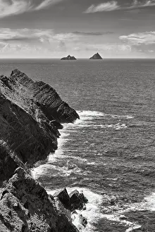 Iveragh Peninsula Landscape Drucke: Cliffs with view of the Skellig Islands on the horizon