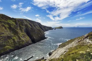 Iveragh Peninsula Scenic Route Drucke: Cliffs with view of the Skellig Islands on the horizon