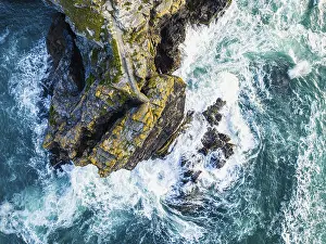 England Coastal Scenery Drucke: Top Down over Cliffs and Waves