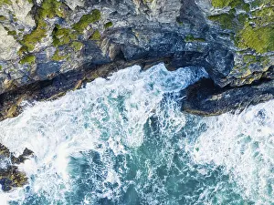 Cornwall Coastline Landscape Drucke: Top Down over Cliffs and Waves