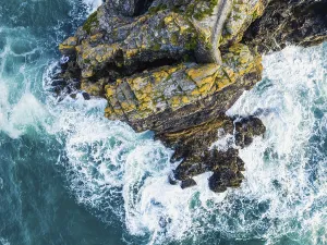 Top Down View Drucke: Top Down over Cliffs and Waves from a drone