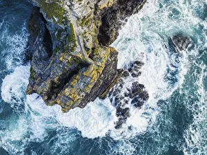 British Countryside Aerial Shot Drucke: Top Down over Cliffs and Waves from a drone