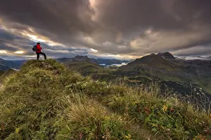 Mountain Peak Adventure Drucke: Climber looking on the summit of the Widderstein
