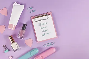 Pastel Colored Background Drucke: Clipboard with text If not now then when? surrounded by hearts