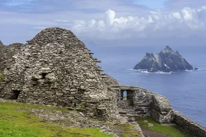 Ireland Landscape Photography Drucke: Clochans, stone cells. monastery at the top