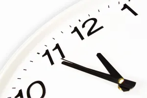 Time Pressure Concept Drucke: Clock showing five-to-twelve