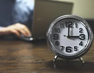 Business Professional Drucke: The clock shows three o'clock in the afternoon