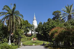 Southeast Asia Temple Architecture Drucke: Clock in front of the stupa of Wat Phnom