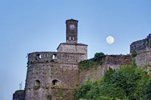 Drucke von Uhrturm auf dem Schloss bei Vollmond, Gjirokastra, Gjirokastër, Albanien Uhrturm auf dem Schloss bei Vollmond, Gjirokastrë, Gjirokastër, Albanien Albanien Drucke: Uhrturm auf der Burg bei Vollmond.