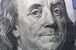 Drucke von Nahaufnahme von Benjamins Franklin Gesicht auf 100 US-Dollar-Schein Benjamin Franklin Drucke: Nahaufnahme von Benjamins Franklin Gesicht auf 100 US-Dollar-Schein.