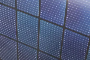 Alternative Energy Source Drucke: Close up of bifacial solar panel cells with blue grid texture and black frame pattern