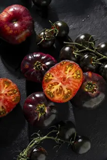 Fresh Produce Pictures Drucke: A close up of black tomatoes on a dark background