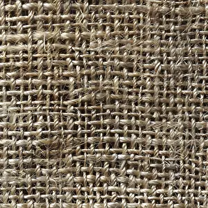 Bilder Datiert 15. September 2024: Ein enges Bild eines braunen rechteckigen Stücks Burlapp-Textil mit einem Korbgeflechtmuster