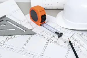 Bilder Datiert 23. Januar 2024: Enge Aufnahme eines Bauarbeiterwerkzeugs mit Plänen.