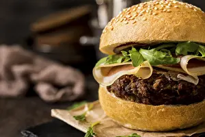 Close Up Burger Drucke: Close up burger with bacon