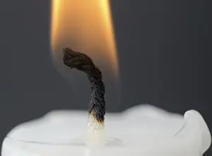Close Up Candle Drucke: Close up on a candle in fire