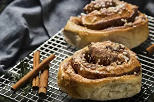 Homemade Baked Goods Photography Drucke: Close up cinnamon rolls plate