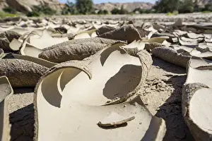 Global Warming Effects Drucke: Close up of clay mud patterns formed through drought in a dry river bed