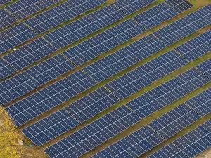 European Renewable Energy Source Drucke: Close and clear view of the solar module rows in a uniform arrangement