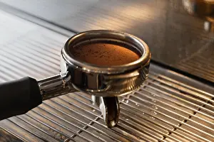 Coffee Brewing Process Drucke: Close up coffee grinding tool