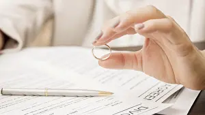 Couple Holding Hands Drucke: Close up hand holding wedding ring