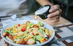 Fresh Vegetable Salads Drucke: Close up of hand preparing a vegetable salad